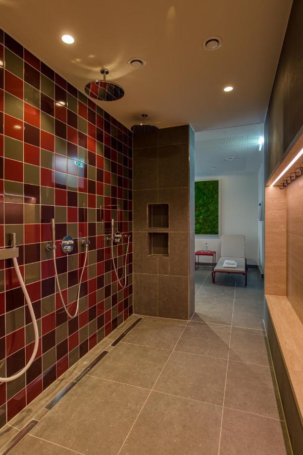 Intercityhotel Berlin Airport Ber Terminal 1 & 2 Schönefeld Eksteriør bilde Shower room