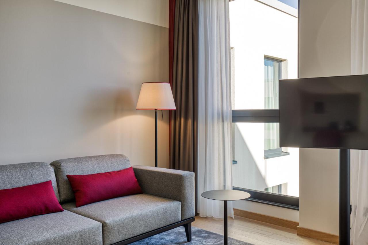 Intercityhotel Berlin Airport Ber Terminal 1 & 2 Schönefeld Eksteriør bilde The interior of a room at the hotel